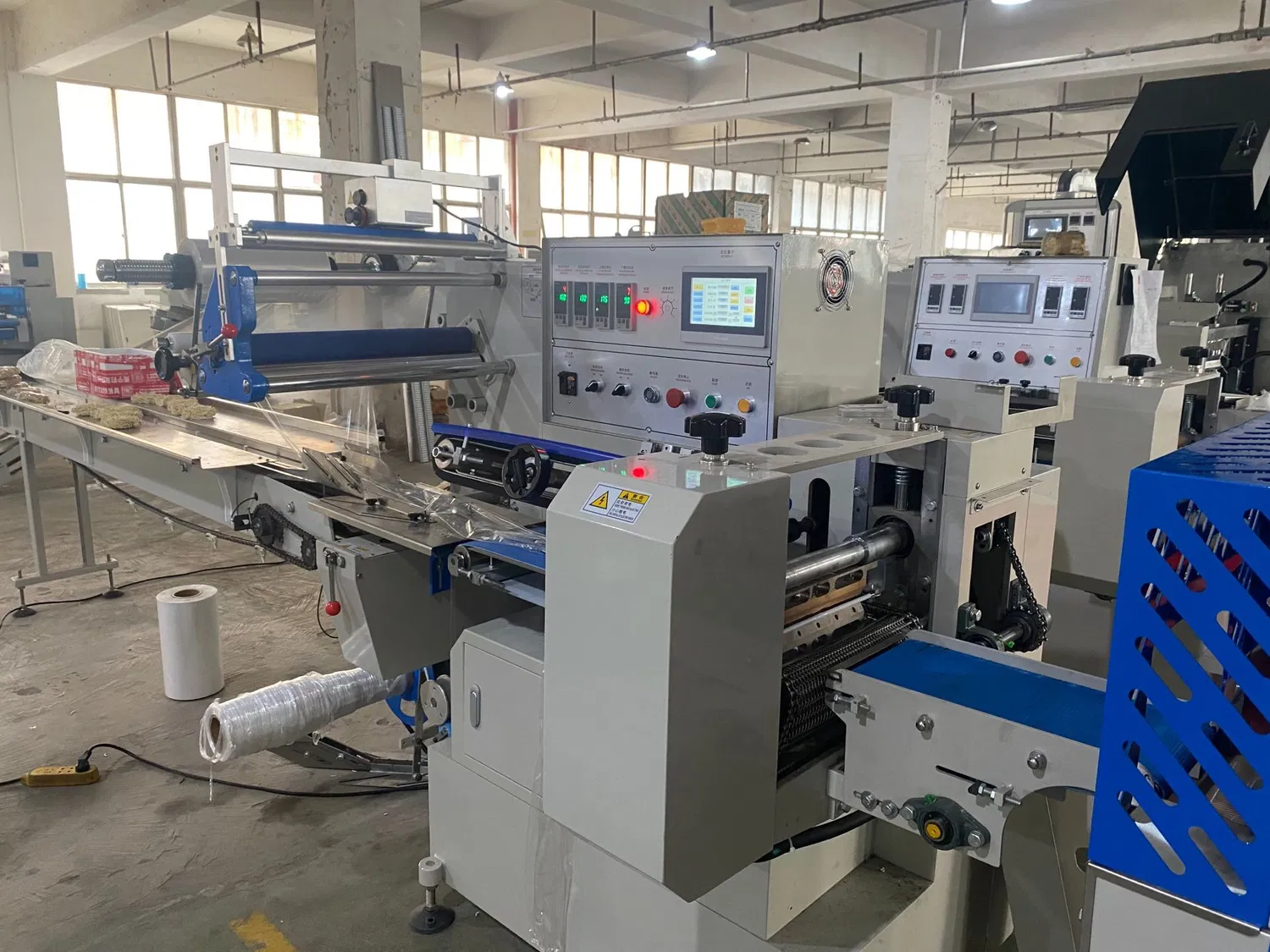 Automatic Jelly Sealing and Cutting Heat Shrink Tunnel Packaging Machine Thermal Shrink Packaging Machine Convenient for Man-Machine Communication and Operation
